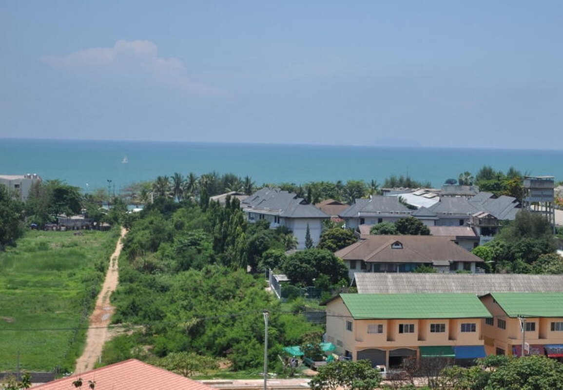 Elegant 2-Bedroom Corner Condo with Double Sea Views — photo 10